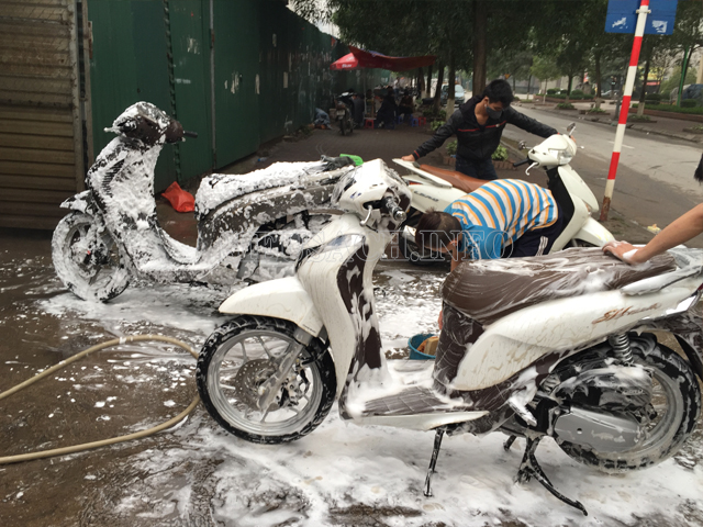 Cách rửa xe máy sạch và nhanh nhất
