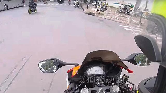 Điều khiển xe máy bị rung lắc khá nguy hiểm