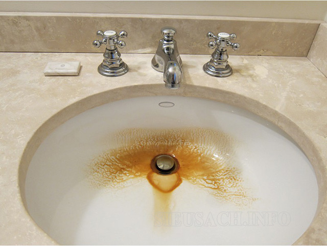 Có nhiều nguyên nhân khiến bồn rửa mặt bị ố vàng