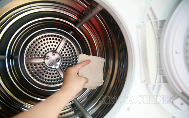Cọ rửa lồng máy giặt sạch sẽ trước khi giặt