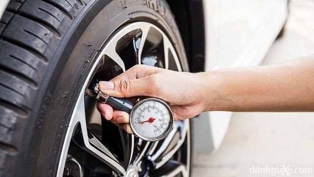 Cần kiểm tra áp suất lốp xe ô tô thường xuyên