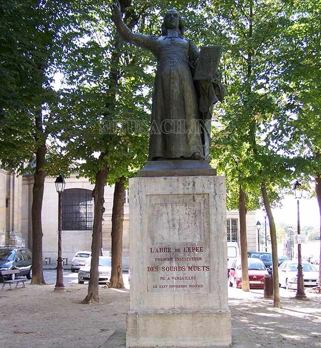 Một bức tượng tưởng nhớ ông được đặt tại Place Saint-Louis