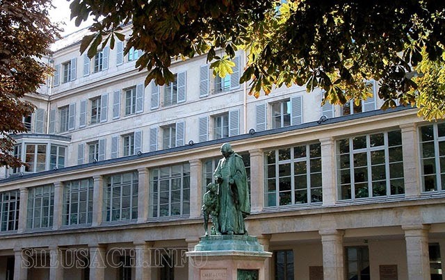 Trường Institut National de Jeunes Sourds de Paris ngày nay với bức tượng của ông giữa khuôn viên trường