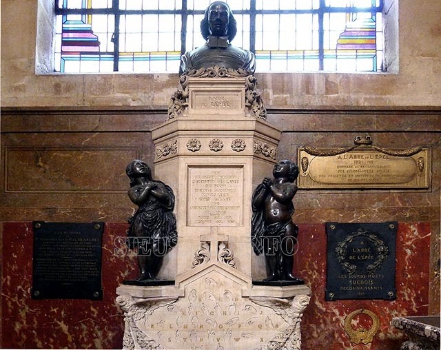 Tượng Charles Michel de L'epée và 2 chị em điếc sinh đôi đặt tại nơi ông an nghỉ