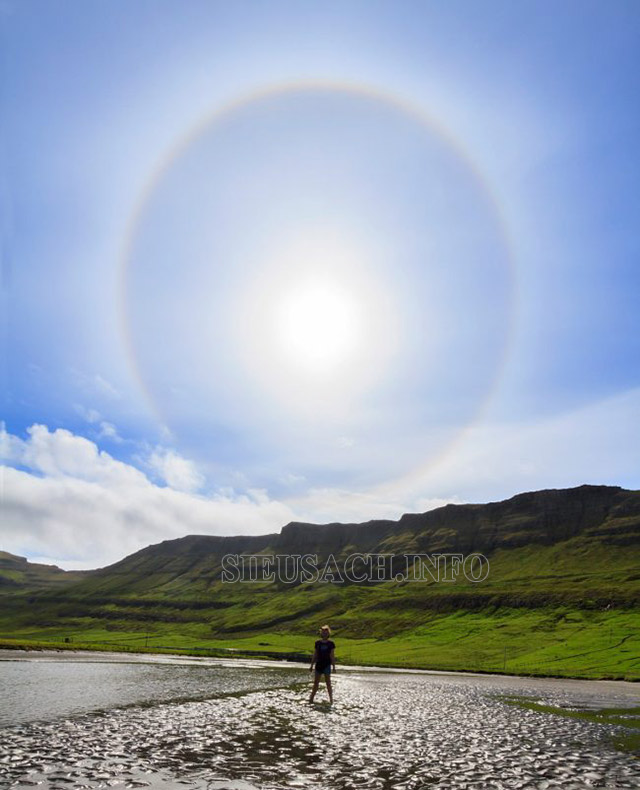 Vầng hào quang mặt trời rực rỡ tại Suðuroy, Quần đảo Faroe (2017)
