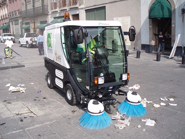 Xe quét đường thực hiện công việc dọn vệ sinh đường phố