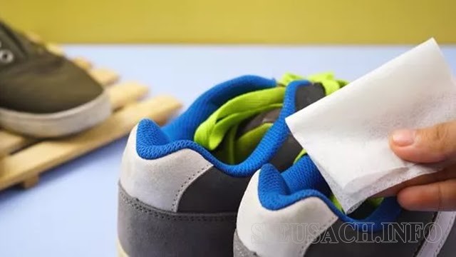 Sử dụng giấy thơm là một trong những cách khử mùi giày đơn giản nhất