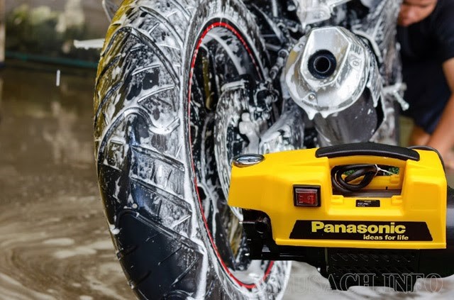 Làm sạch phương tiện nhanh chóng bằng máy bơm rửa xe Panasonic