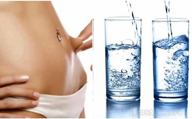 Uống nước đủ, đúng cách giúp eo thon