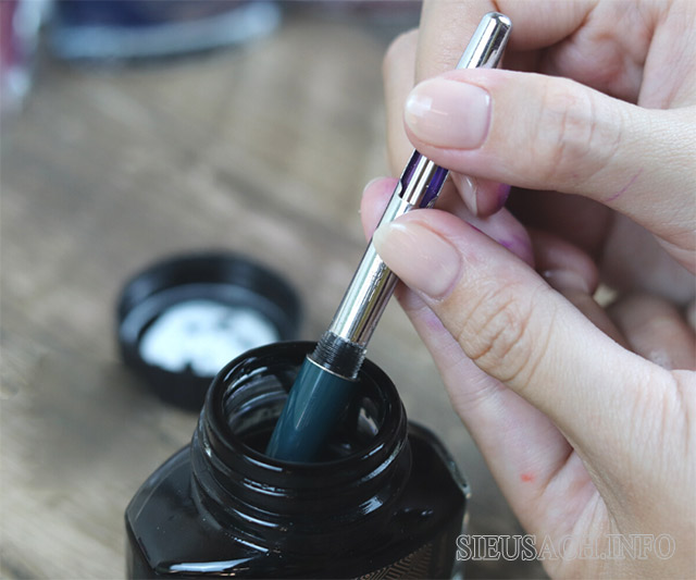 Cách bơm mực cho bút máy dùng piston dạng bóp