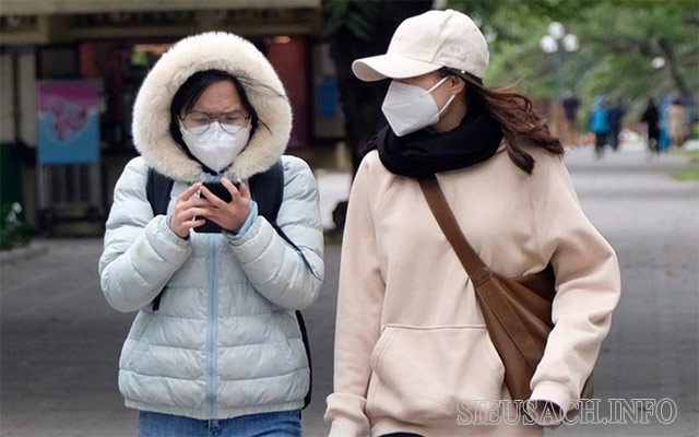 Gió mùa Đông Bắc tràn vào nước ta khiến thời tiết lạnh hơn, mọi người phải mặc áo khoác dày để giữ ấm