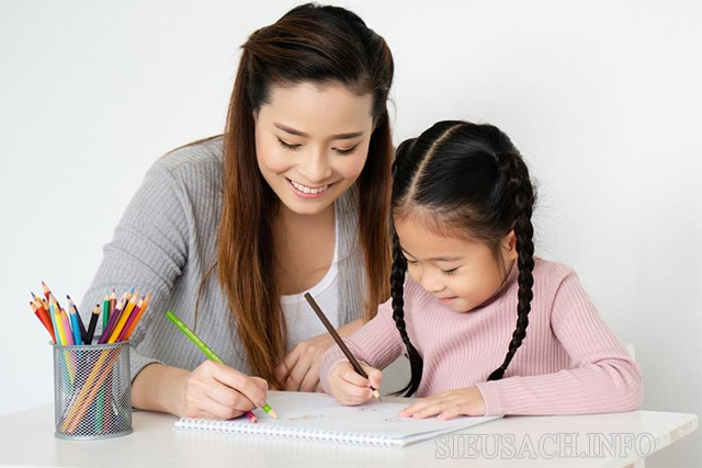 Cha mẹ giúp bé rèn luyện khả năng tập trung khi học tập