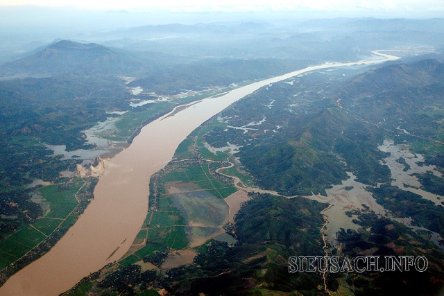 Sông Đà ở nước ta chảy dài từ Lai Châu đến Hòa Bình