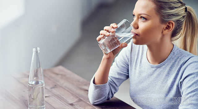 Uống nhiều nước trong ngày giúp bạn tỉnh táo hơn