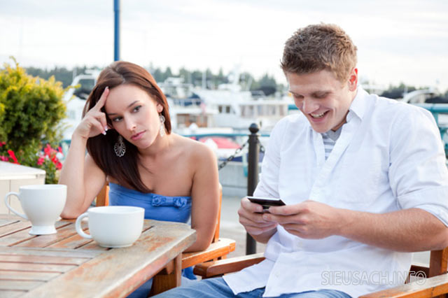 Sử dụng điện thoại liên tục khi hẹn hò với người khác là khiếm nhã