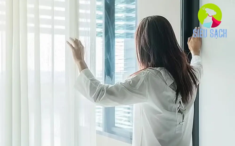 Thường xuyên mở cửa sổ vào buổi sáng sớm và tối muộn để đón gió tự nhiên, hạn chế mở vào giữa trưa