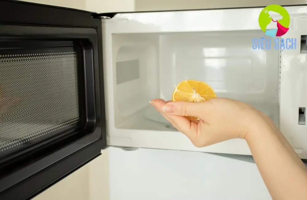 Các bước thực hiện làm sạch lò vi sóng bằng chanh và nước