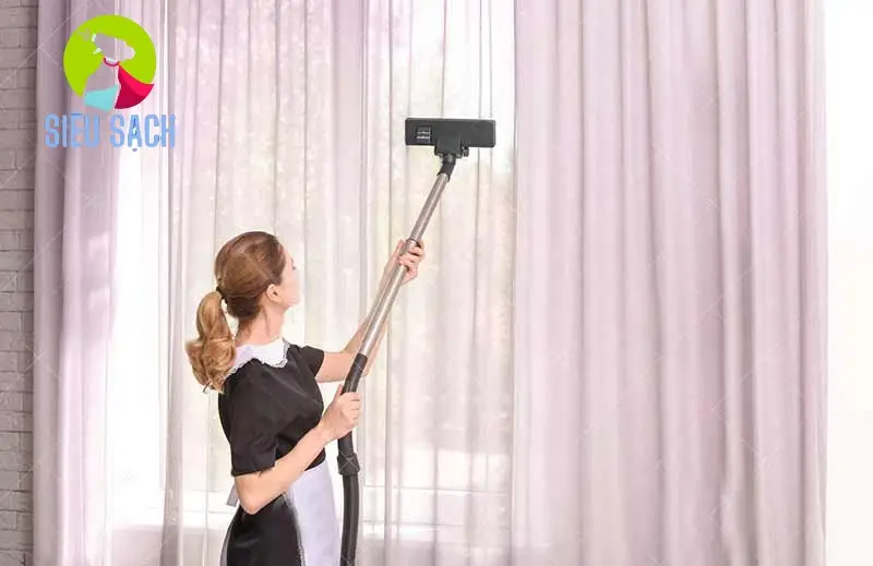 Sử dụng máy hút bụi để làm sạch rèm