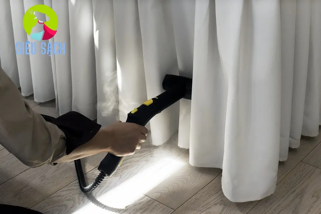 Dùng bàn là hơi nước để làm sạch và tạo độ mới cho rèm