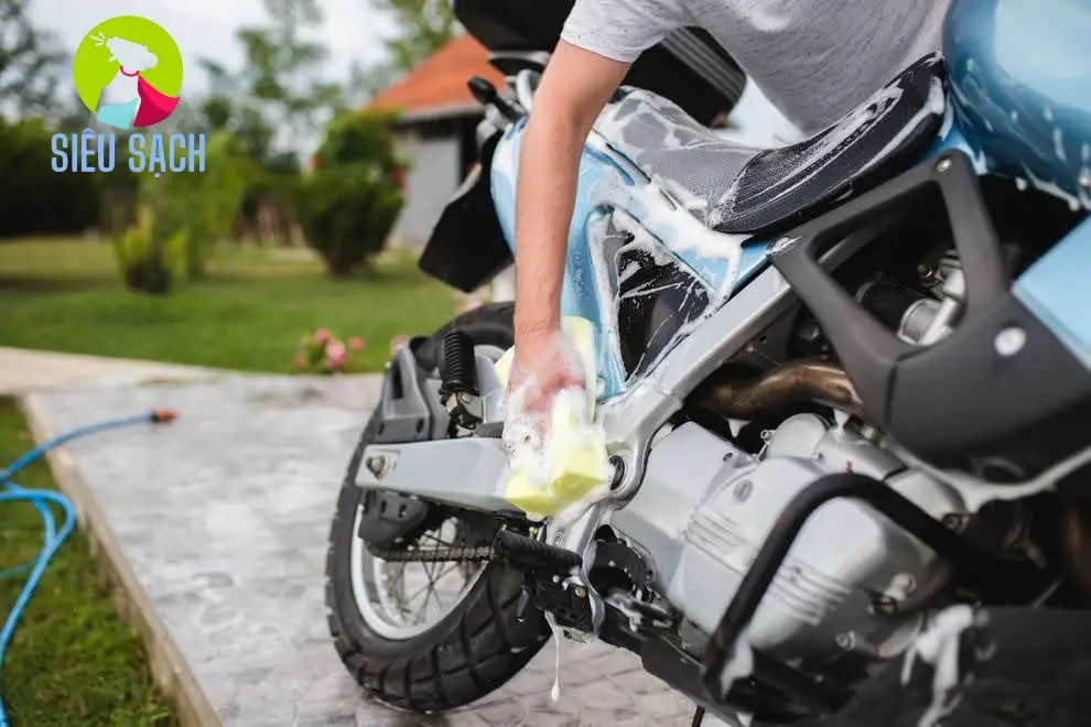 Tại sao nên vệ sinh xe máy tại nhà?