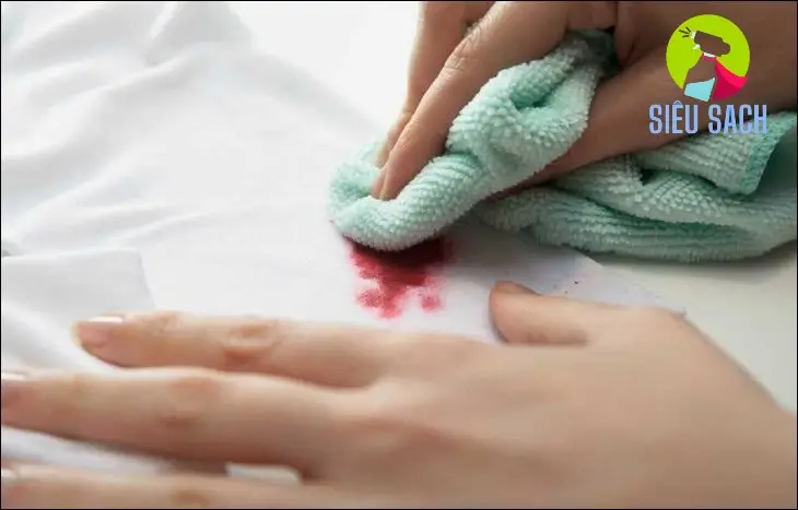 cach lam sach vet mau kho tren quan ao 6918a548d5401