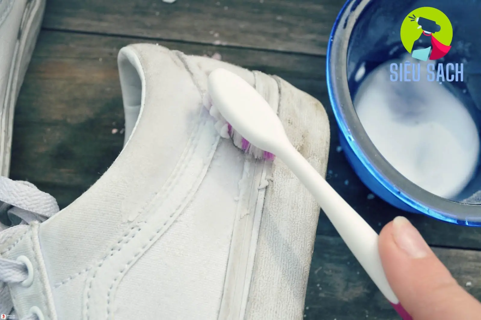 Giặt Giày Bằng Kem Đánh Răng Giặt Giày Bằng Kem Đánh Răng