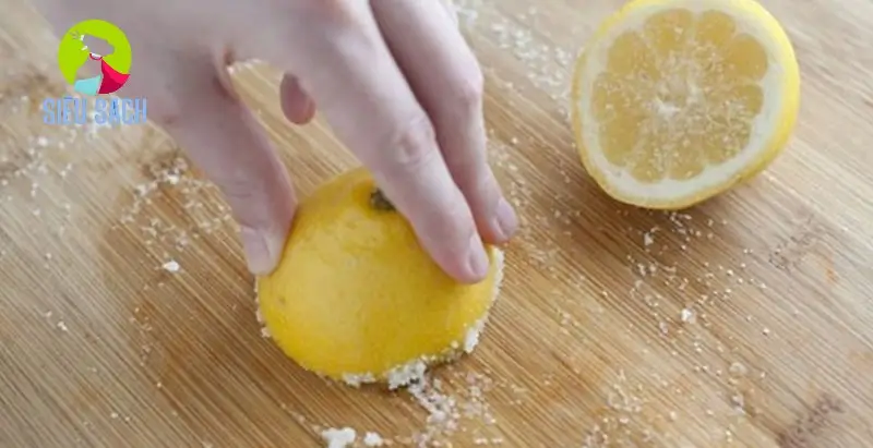 Hướng dẫn Chi Tiết Cách Khử Khuẩn Thớt Gỗ bằng Chanh và Muối Hướng dẫn Chi Tiết Cách Khử Khuẩn Thớt Gỗ bằng Chanh và Muối