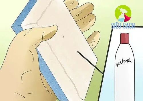 Tẩy vết mực bút bi trên quần áo bằng cồn Tẩy vết mực bút bi trên quần áo bằng cồn