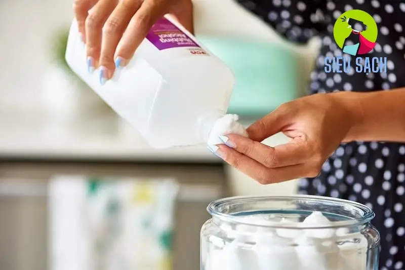 Tẩy vết mực bút bi trên quần áo bằng sữa tươi Tẩy vết mực bút bi trên quần áo bằng sữa tươi