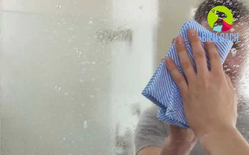 Sử dụng kem cạo râu để chống mờ sương cho gương nhà tắm Sử dụng kem cạo râu để chống mờ sương cho gương nhà tắm