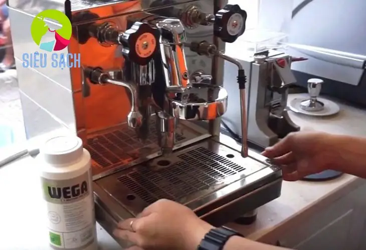 Cách Vệ Sinh Máy Pha Cà Phê Bằng Giấm Cách Vệ Sinh Máy Pha Cà Phê Bằng Giấm