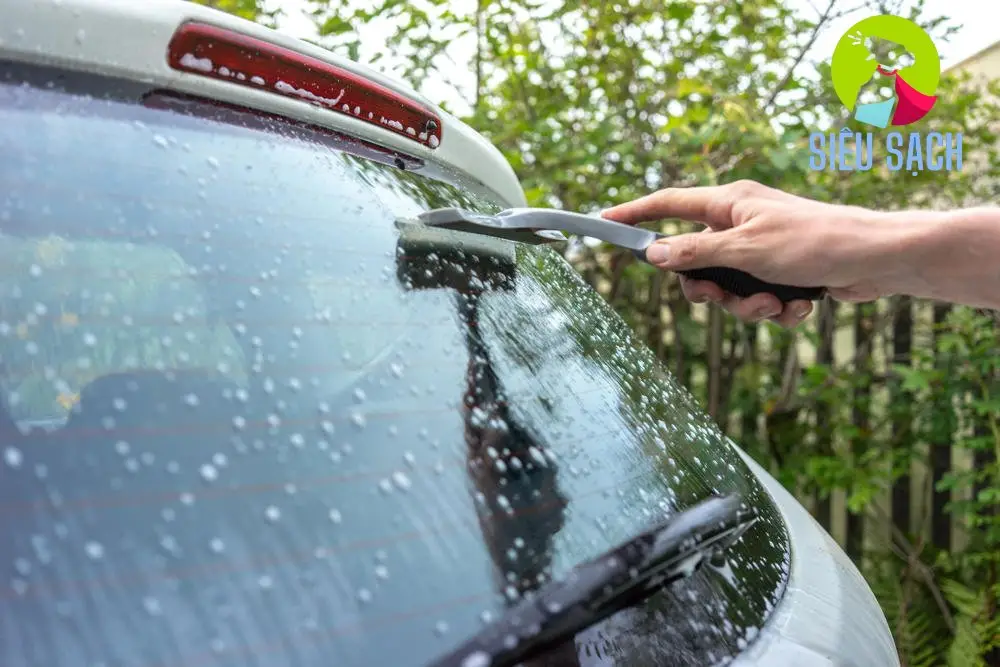 Sử Dụng Các Dung Dịch Tẩy Ố Kính Ô Tô Chuyên Dụng Sử Dụng Các Dung Dịch Tẩy Ố Kính Ô Tô Chuyên Dụng