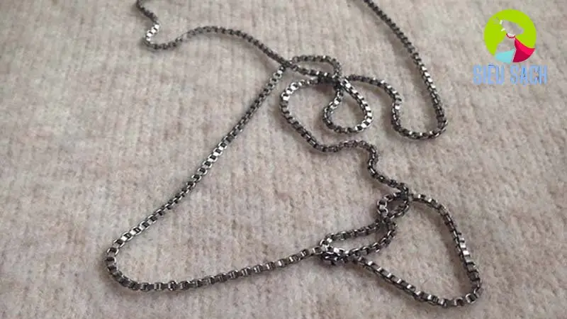 Bột bắp có khả năng kết dính các chất bẩn bám trên trang sức bạc. Bột bắp có khả năng kết dính các chất bẩn bám trên trang sức bạc.